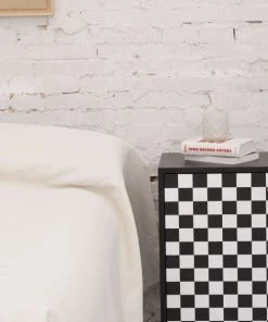 RNT By Really Nice Things Table Chevet 1 Porte Laquée Pin Massif Blanc Et Noir. -Boutique Maisons du Monde table chevet 1 porte laquee pin massif blanc et noir 2