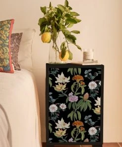 RNT By Really Nice Things Table De Bois De Pin Massif Et Imprimé Floral Sur Fond Noir Jara. -Boutique Maisons du Monde table de bois de pin massif et imprime floral sur fond noir jara 1