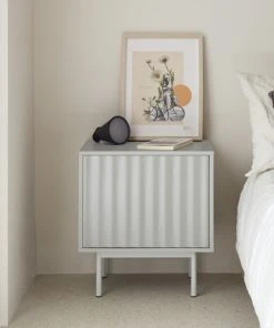 TEULAT Table De Chevet 1 Porte 2 Tiroirs En Bois Gris Clair -Boutique Maisons du Monde table de chevet 1 porte 2 tiroirs en bois gris clair 1