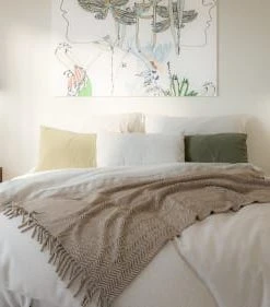 WOODEK Table De Chevet Avec Tiroirs En Hêtre Noyer -Boutique Maisons du Monde table de chevet avec tiroirs en hetre noyer 2