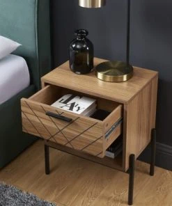 Baita Table De Chevet Effet Chêne Foncé Et Motifs 1 Tiroir 12 Baita Table De Chevet Effet Chêne Foncé Et Motifs 1 Tiroir -Boutique Maisons du Monde table de chevet effet chene fonce et motifs 1 tiroir 4