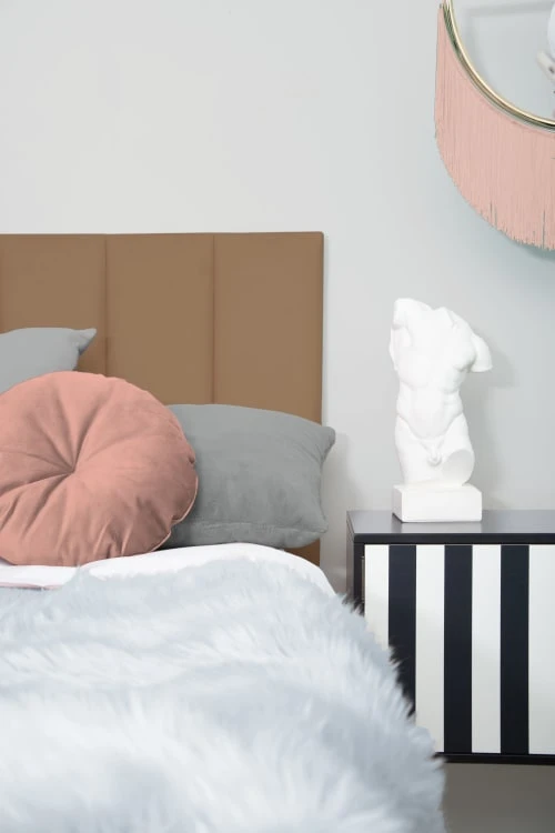 RNT By Really Nice Things Tête De Lit En Contreplaqué Et Velours En Couleur Terre. 4 RNT By Really Nice Things Tête De Lit En Contreplaqué Et Velours En Couleur Terre. – Image 2